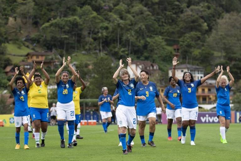 Jogadoras "pioneiras" da seleção brasileira feminina em evento na Granja Comary, em Teresópolis, em 12/12/2021