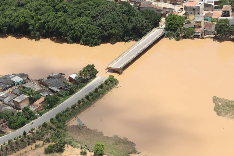 Ponte destruída pelas chuvas no estado da Bahia