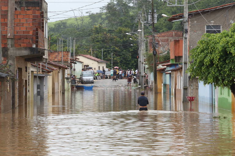 Ruas alagadas na cidade de Águas Formosas, no Vale do Jequitinhonha