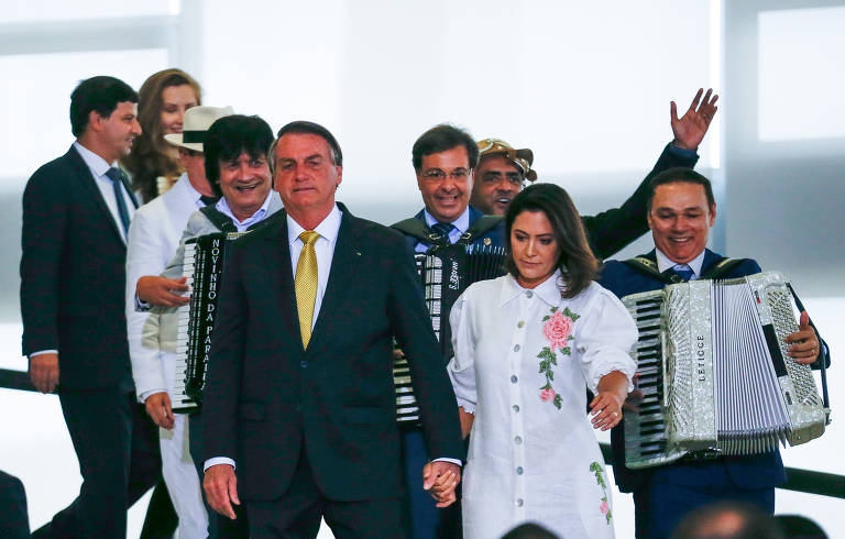 O presidente Jair Bolsonaro e Gilson Machado, com a sanfona, no Planalto