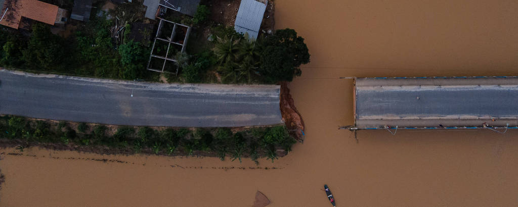 Ponte caída por conta da chuva no bairro de Varzea Alegre, no município de Itamarajú, interior da Bahia