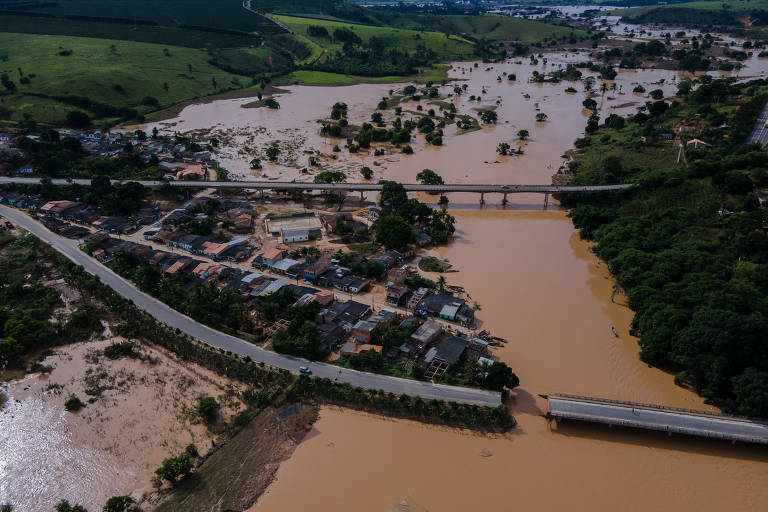 Ponte destruída por conta da chuva no bairro Varzea Alegre, no município de Itamarajú, interior do estado da Bahia