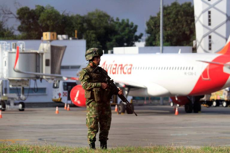 Soldado no aeroporto Camilo Daza, em Cúcuta, após explosões nesta terça (14) 