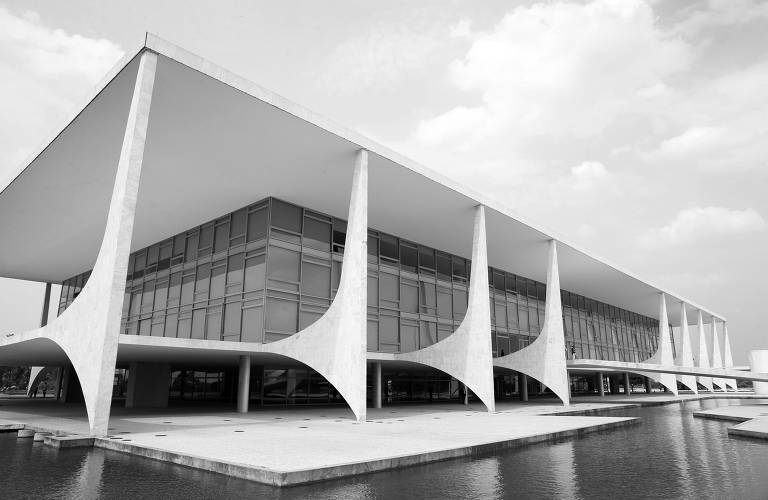 O que diz o decreto presidencial 7.724/12, que regulamenta a LAI no Poder Executivo Federal e que serviu de base para a regulamentação da Câmara - Art. 13. "Não serão atendidos pedidos de acesso à informação (...) III - que exijam trabalhos adicionais de análise, interpretação ou consolidação de dados e informações"