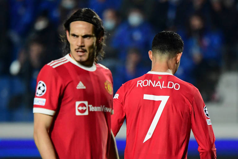 Cavani (à esq.) ao lado de Cristiano Ronaldo durante partida do Manchester United contra a Atalanta, pela Champions League
