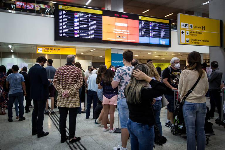 Avanço de gripe e Covid já leva a cancelamento de voo no Brasil