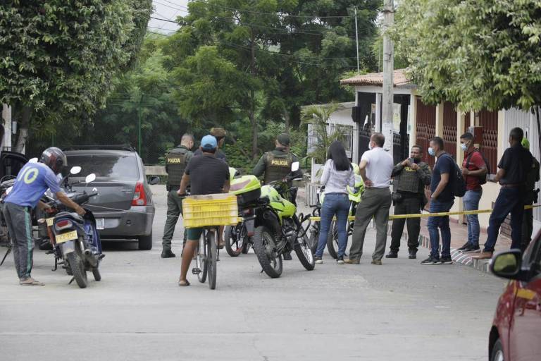 Policiais no local da explosão no aeroporto de Cúcuta