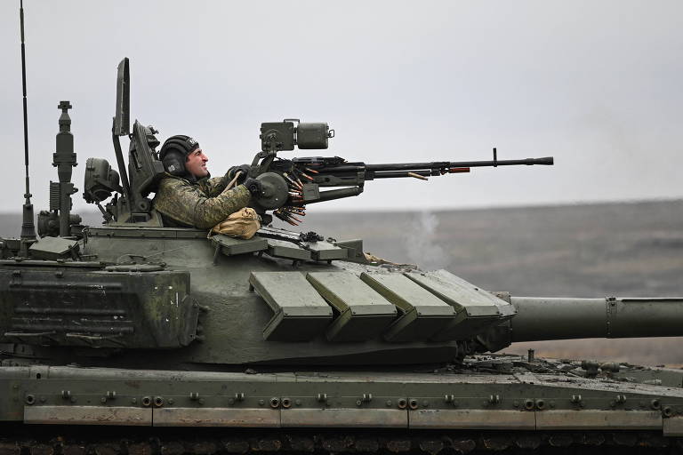 Soldado atira com metralhadora de tanque russo durante treino perto da Ucrânia, em Rostov
