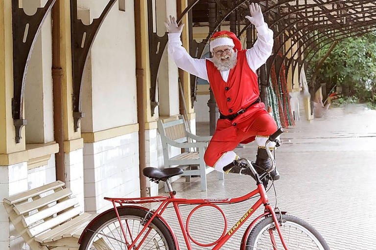Papai Noel mineiro pedala por 82 cidades arrecadando alimentos