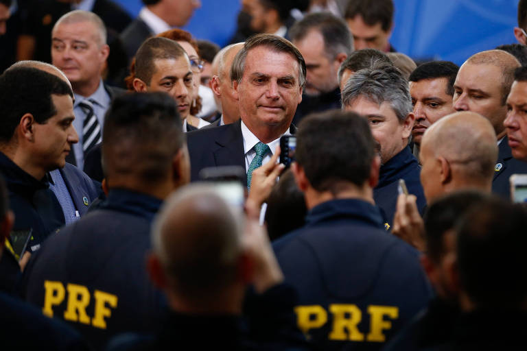 Bolsonaro participa de evento com policiais rodoviários federais no Palácio do Planalto; presidente quer aumento para corporações