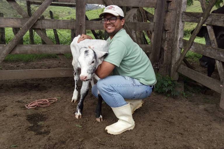 Thomaz Coelho, que se mudou do Rio para o interior de MG, ao lado de um dos animais que ele cuida na fazenda