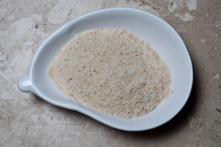 Pão inteiro é isento de PIS/Cofins. E a farinha de rosca (feita de pão moído)? O STJ julgou que a isenção não era pertinente, pois o alimento não compõe a cesta básica