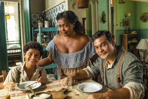 Gaby Amarantos é Emília em 'Além da Ilusão'; na foto, a personagem aparece ao lado de seu filho, Jojo (Nicolas Parente), e seu marido, Cipriano (Claudio Gabriel)