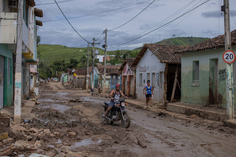 Estrago provocado pela enchente após chuva na cidade de Jucuruçu, interior do estado da Bahia. O temporal que atingiu o sul baiano deixou estragos, vítimas fatais e milhares de desabrigados