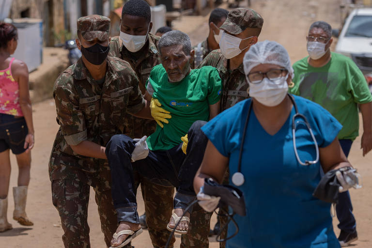 Soldados do Exército socorrem um homem após enchente destruir a cidade de Nova Alegria, interior do estado da Bahia. O temporal que atingiu o sul baiano deixou estragos, vítimas fatais e milhares de desabrigados