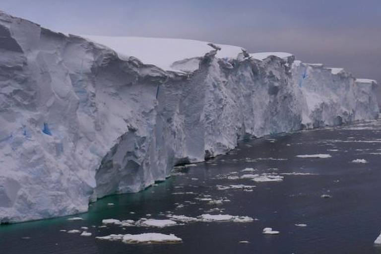 Imagem panorâmica mostra uma geleira