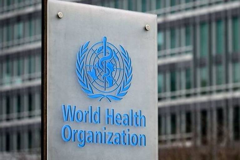 Imagem mostra monumento com o símbolo da OMS e escrito: World Health Organization