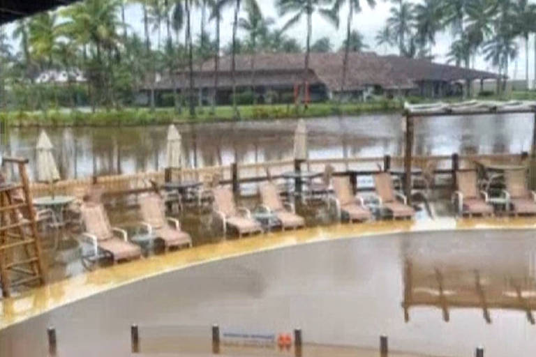 Piscina de resort de luxo fica marrom após temporal na Bahia