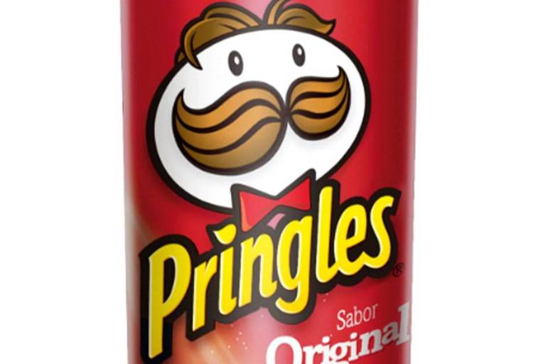 Embalagem da batata Pringles é um tubo cilíndrico da cor vermelha