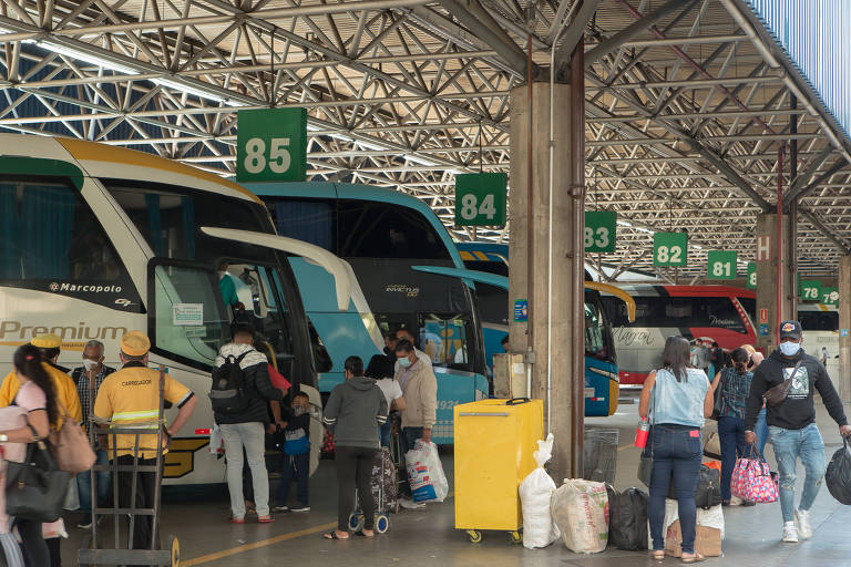 Viajantes embarcando e desembarcando de ônibus em terminal rodoviário