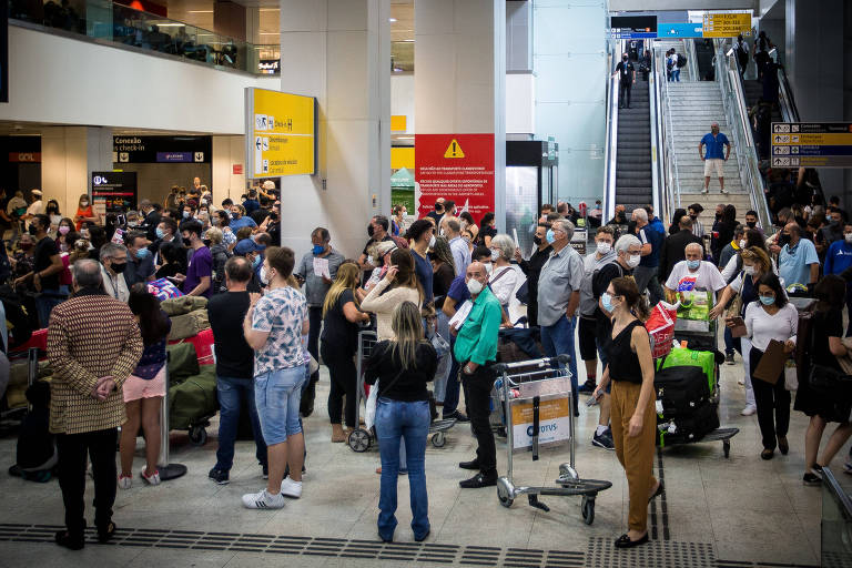 Saída do desembarque do aeroporto internacional de Guarulhos após a decisão de Luís Roberto Barroso de exigir o passaporte da vacina 