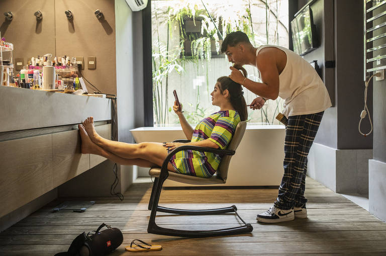 GKay prepara o cabelo em sua casa, em SP, enquanto era entrevistada pela Folha