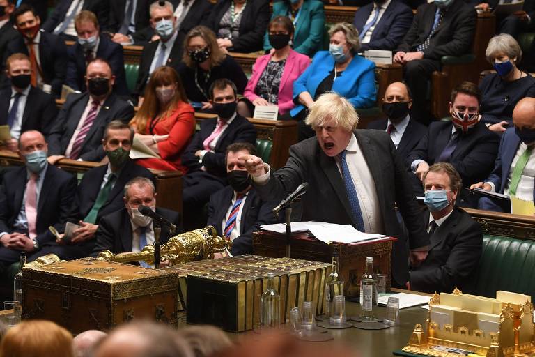 Atacado por aliados e oposição, Boris defende restrições contra Covid e descarta renúncia