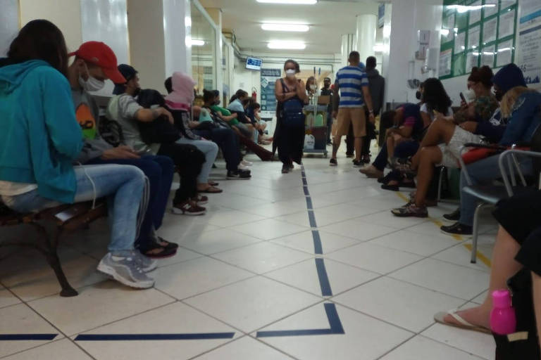 Por causa do surto da gripe, pacientes esperam  até cinco horas para fazer exame nas AMAs de São Paulo.  Na imagem, o movimento na AMA Sorocabana, na Lapa, zona oeste da capital paulista