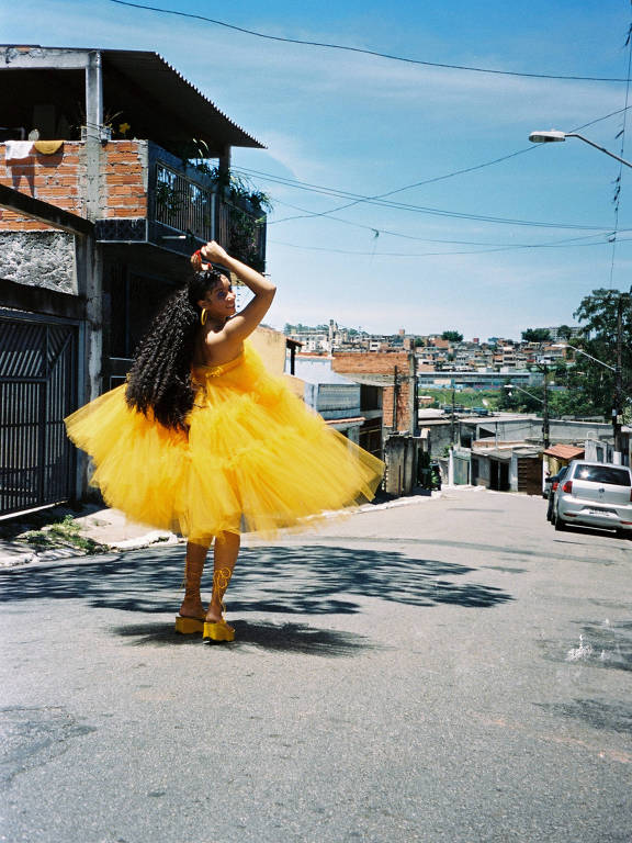 Menina dança de vestido amarelo 