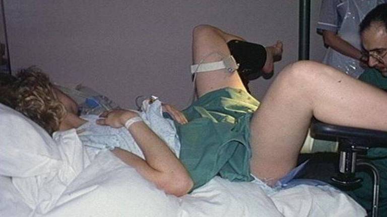A posição deitada, de pernas abertas, foi popularizada como uma cena de trabalho de parto, mas não deveria ser assim, diz médica