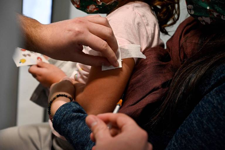 Uma criança recebe uma dose da vacina da Pfizer 