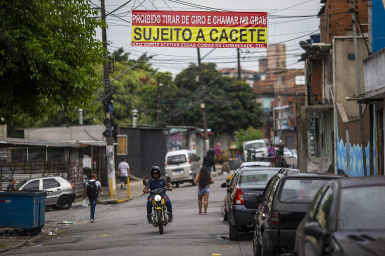 Faixa em Heliópolis, na zona sul da capital, proíbe motociclistas de empinar moto e fazer barulho; mesma mensagem foi vista em outras comunidades da capital
