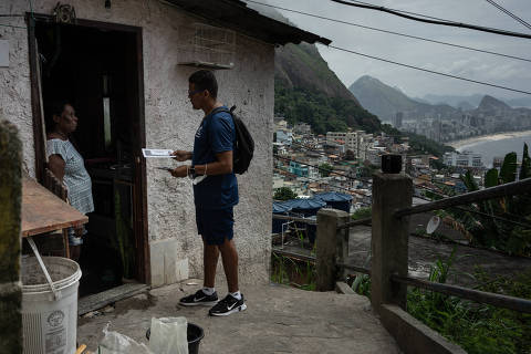 Rio DE JANEIRO (RJ), 14/12/2021 ?  Marcelo Da Silva, 
53 anos, 
14 anos trabalhando no correio comunitário, na favela  do Vidigal, zona Sul do Rio. Foto :Tércio Teixeira/ Folhapress