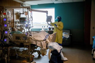 FILE PHOTO: Treating coronavirus disease (COVID-19) patients at an intensive care unit in Toronto
