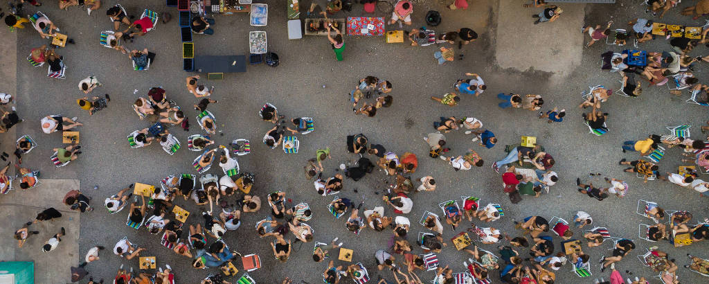 Público do Miúda, bar na praça Olavo Bilac