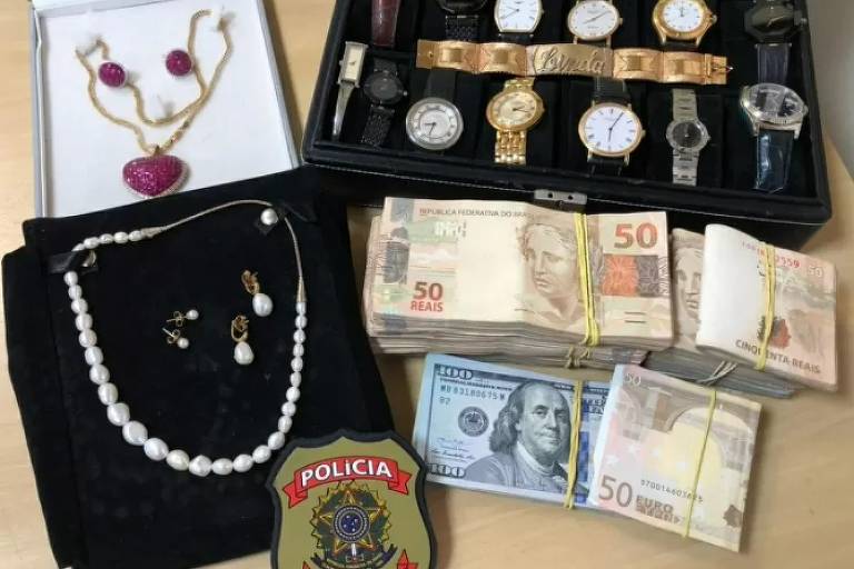 Os policiais federais apreenderam joias, relógios, dinheiro em espécie (reais, dólares e euros) e veículos de luxo na Operação Ptolomeu  