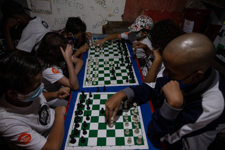 Crianças jogam xadrez