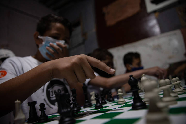 Crianças jogam xadrez
