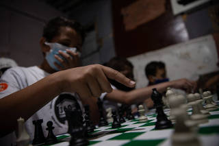 ONG ensina crianças a jogar xadrez