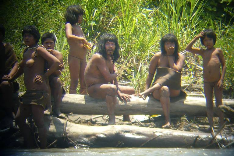 Família de índios isolados Mashco-Piros que atravessam o rio Alto Madre de Dios, na Amazônia peruana
