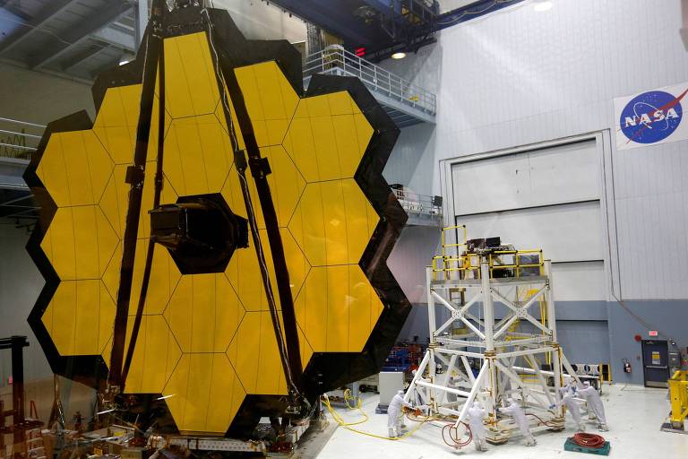 O espelho do telescópio espacial James Webb no Centro Espacial Goddard, da Nasa, em Greenbelt (EUA)