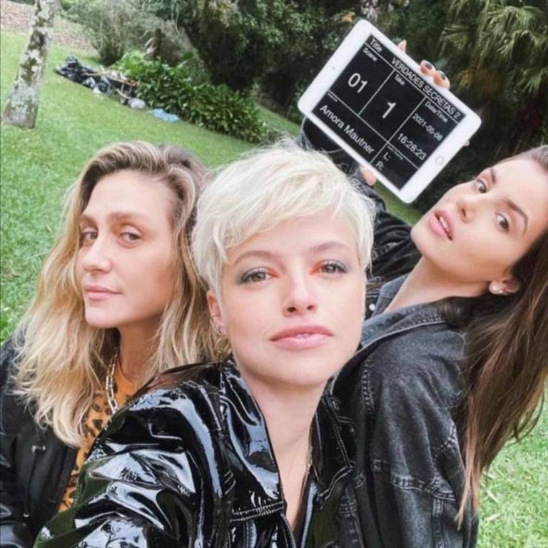 A diretora Amora Mautner com as atrizes Agatha Moreira e Camila Queiroz nos bastidores de 'Verdades Secretas 2'