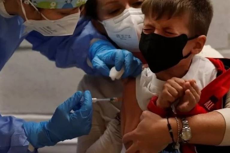 Criança italiana sendo vacinada contra Covid-19