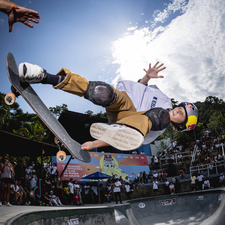 Gui Khury 'voa' em manobra de skate no bowl