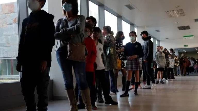 Fila de crianças aguardando vacinação na Espanha, que começou a imunizar público infantil no dia 15 de dezembro