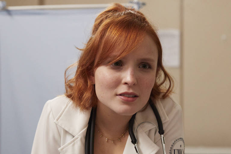 Larissa Manoela interpreta uma estudante de medicina no filme 'Lulli'