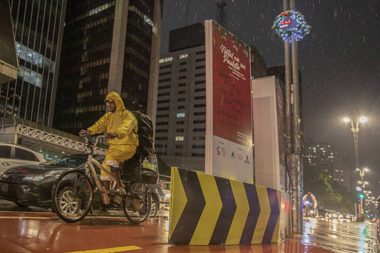 Movido a gasolina, Natal na Paulista mistura alegria e indignação
