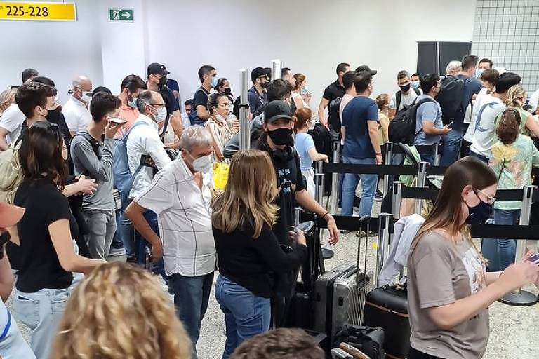 Passageiros se aglomeram no aeroporto de Guarulhos após ao menos 29 voos da Latam serem impactados pela chuva da madrugada