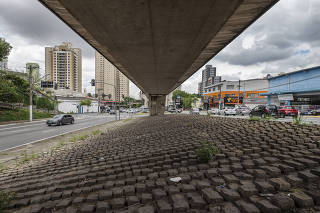 Exemplos de arquitetura  hostil em Sao Paulo onde procura afastar moradores de rua (Aporofobia):  paralelepipedos estratgicos  sob Viaduto Parada Inglesa na zona norte