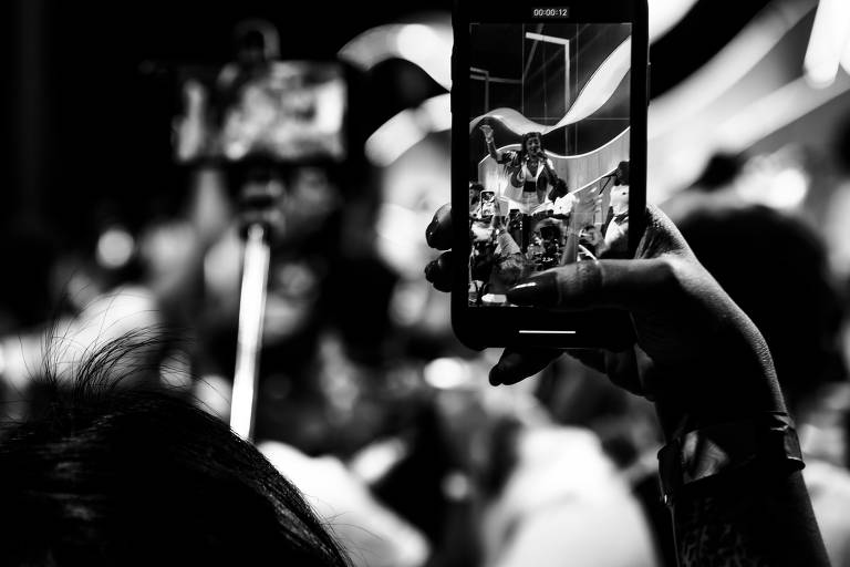 Fã filma Ludmilla no palco; cantora disse que celulares são mais raros nos shows depois do isolamento